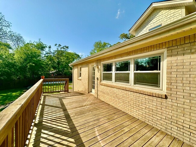 Building Photo - Spacious 4 Bedroom in the Heart of Tyler! Available Now!