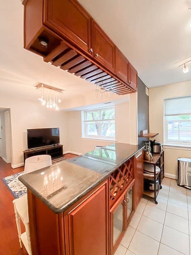 Building Photo - Tastefully Renovated 2 Bedroom 1 Bathroom ...