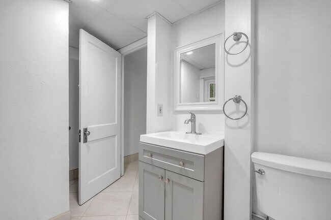 Building Photo - 2208 Escambia Dr