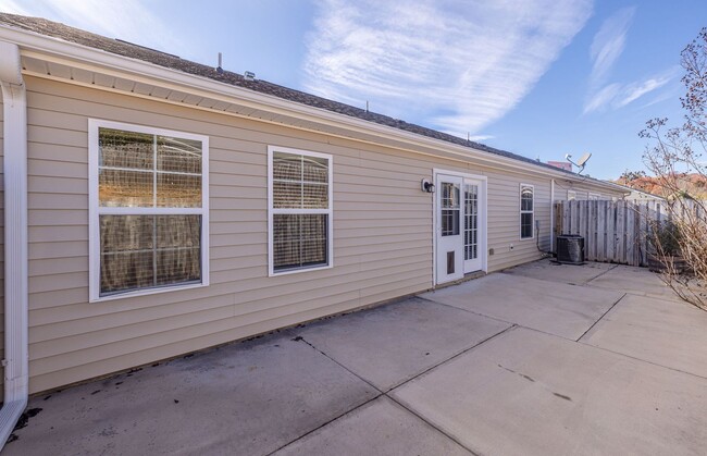 Building Photo - 304 York Ln