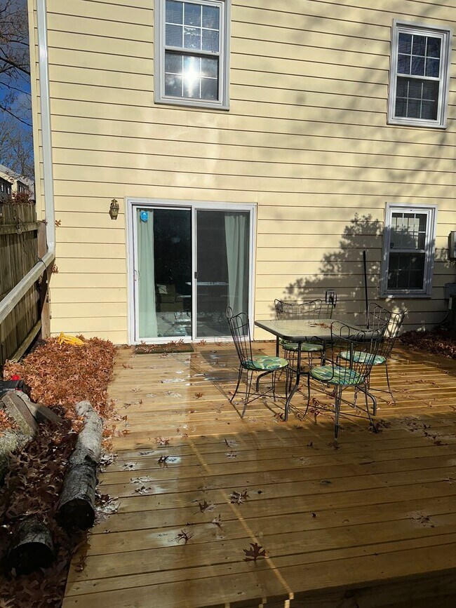 Building Photo - Spacious Corner Town Home With Large Yard