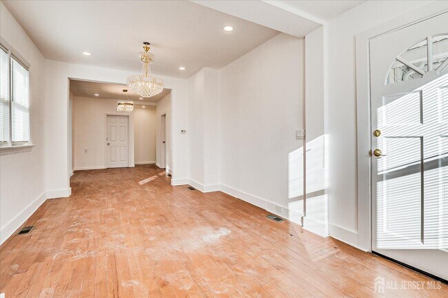 Building Photo - 385 Pierson Ave