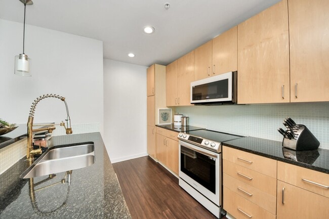 Building Photo - 5925 Almeda Rd