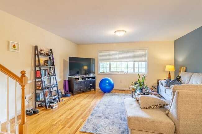 Building Photo - Spacious Luxury Multi Level, 2 Bedroom Condo