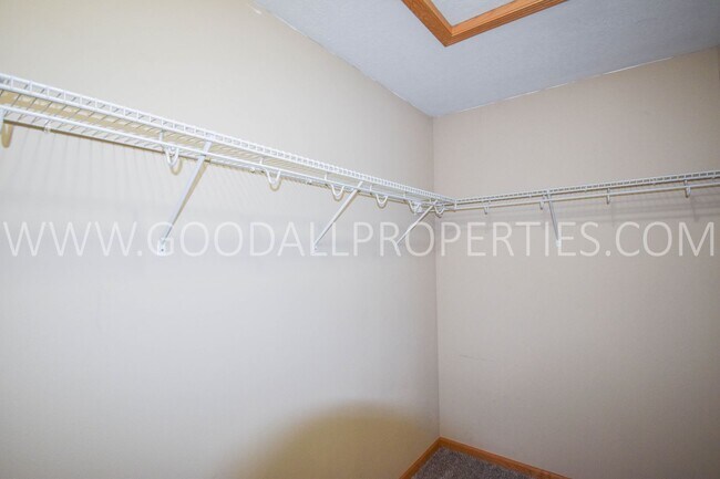 Building Photo - 2 Bedroom, 2 1/2 Bath Townhome in Urbandale with 2-car attached garage