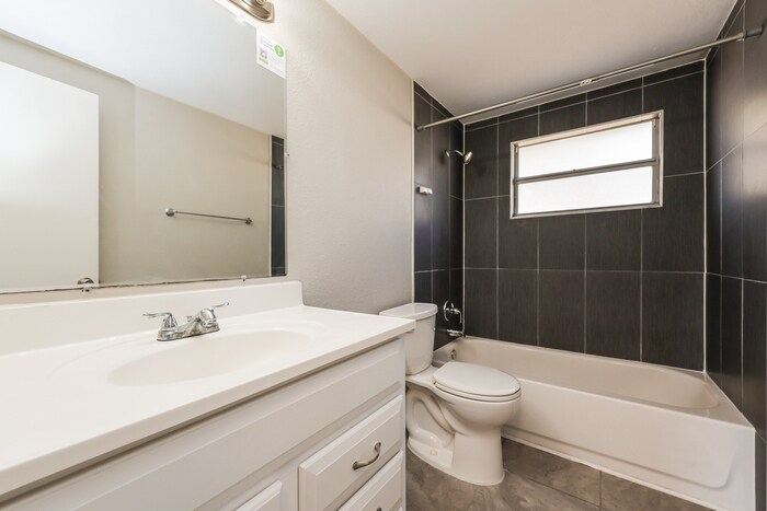 Building Photo - 2844 Homewood St