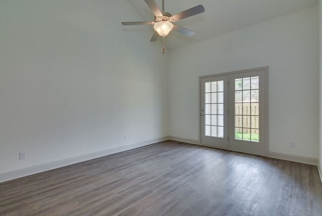 Building Photo - Beautiful End Unit Townhouse