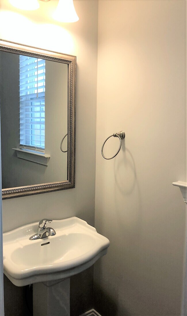 Building Photo - 902 Chesford Dr