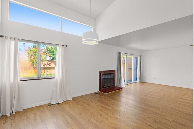 Building Photo - 2 Bedroom, 1.5 Bathroom Townhome-Style Condo in Tanasbrook, Near Tanasbourne!