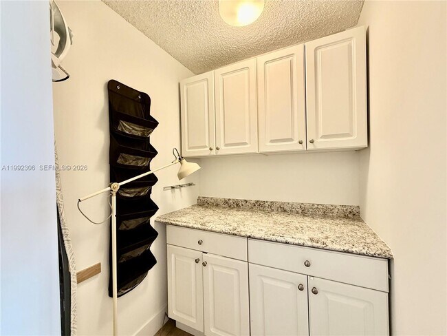 Building Photo - 1000 Parkview Dr