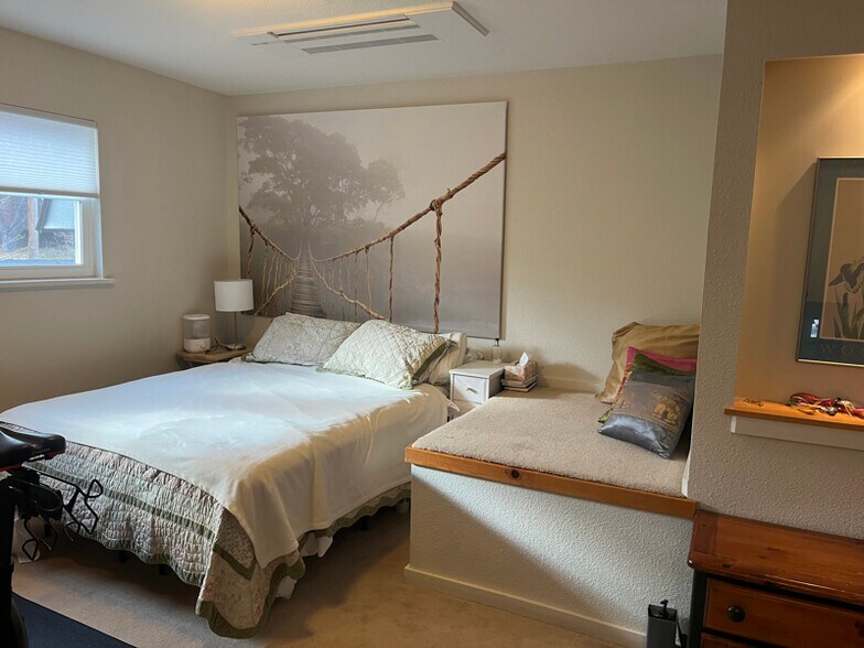 Building Photo - 2240 Hillsdale Cir