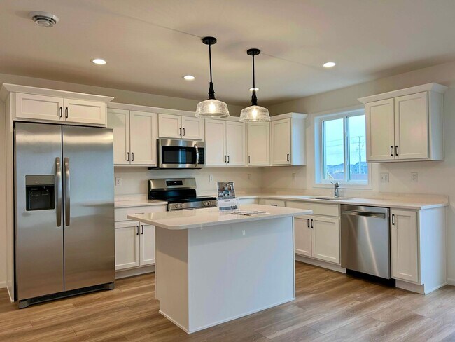 Building Photo - Spacious & Stylish 3-Bed Home with Modern Finishes and Attached 2-Stall Garage