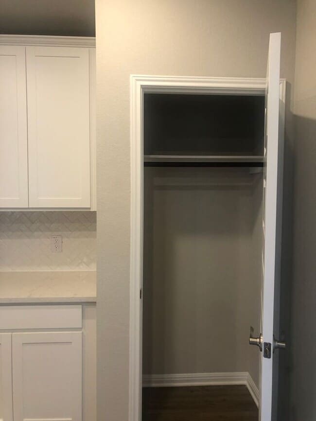 Building Photo - -=Available April 2026=-  4BR/2BA w/ Fenced Yard + Covered Parking in Hutto, TX