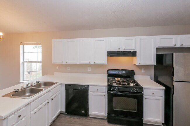 Building Photo - 521 Lakecourt Dr