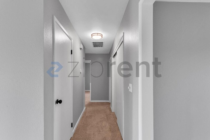 Building Photo - 25 Leslie Ct