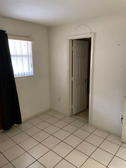 Building Photo - 465 S Royal Poinciana Blvd