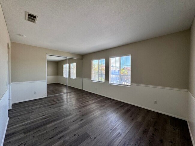 Building Photo - Murrieta Home with 6 Bedrooms plus a Bonus...