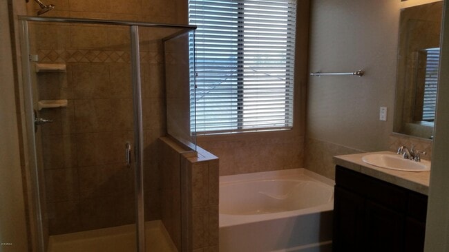 Building Photo - 5627 W Huntington Dr