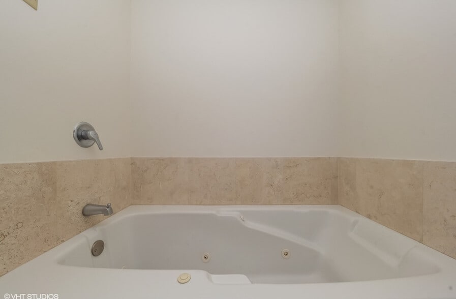 Primary soaking tub - 333 W Hubbard St