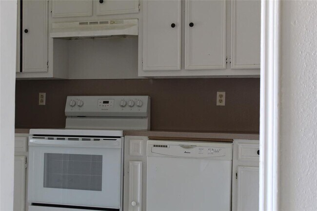 Building Photo - 11000 Kinghurst Dr