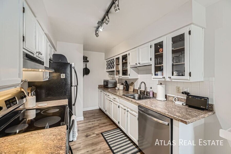 Building Photo - 3141 S Tamarac Dr