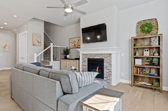 Building Photo - Gorgeous 3 bed/ 3.5 bath Condo At Heron La...