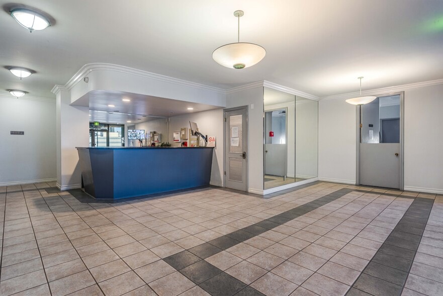 Building Photo - 321 S San Vicente Blvd