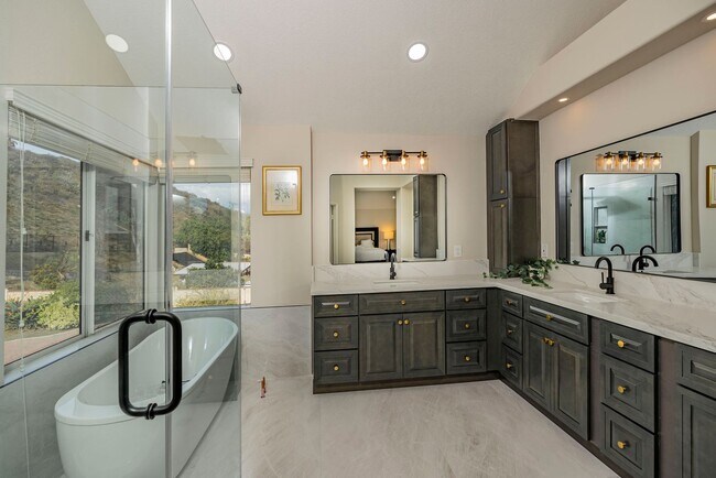 Building Photo - Fully Furnished! Prestige Luxury Single 5bed 3bath House