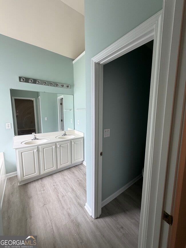 Building Photo - 5105 Yellow Pine Dr