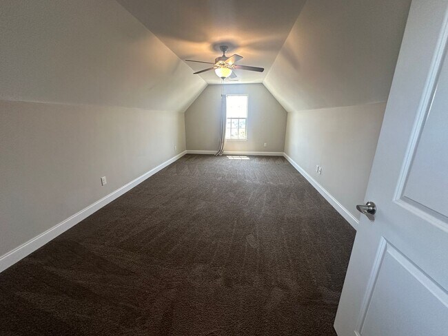 Building Photo - Incredible views 4 bed / 2.5 bath, master on main