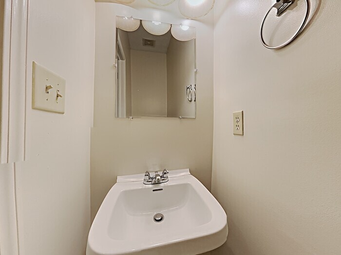 Building Photo - 6578 Largo Ln