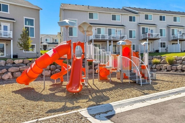 Building Photo - Gorgeous Three Bedroom Townhome; Herriman//
