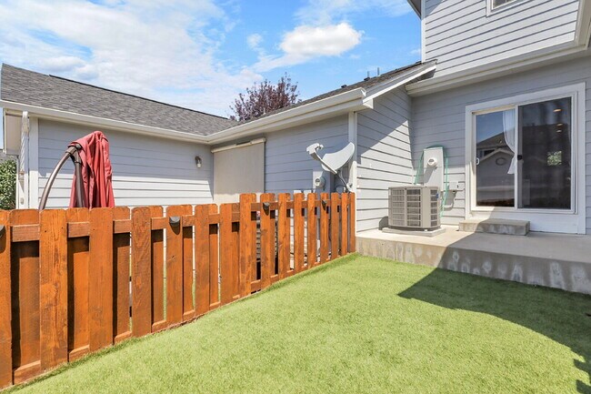 Building Photo - $2,640.95- 3 Bed, 3 Bath Townhome in Aurora with Central AC, In Unit Laundry and Patio Space!
