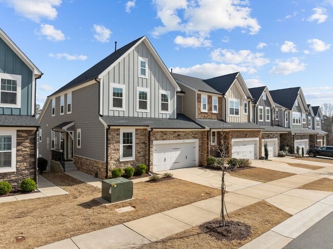 Building Photo - Like new townhome in Wykoff!