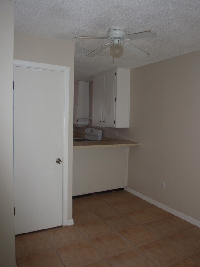 Building Photo - 2 BEDROOM 1.5 BATHS CONDO FOR RENT