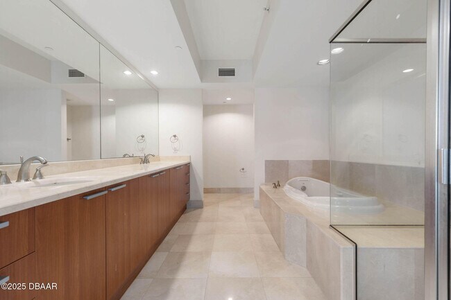 Building Photo - 231 Riverside Dr