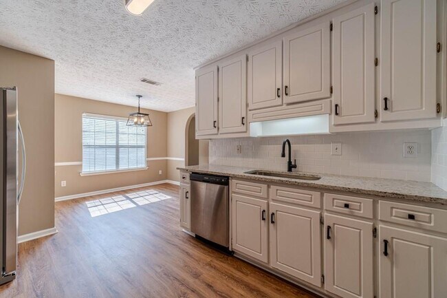 Building Photo - 701 Woodland Ridge Dr