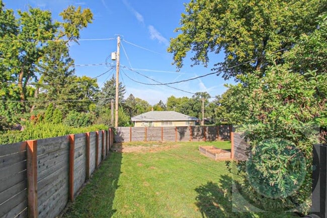 Building Photo - Move In Special  $600.00 off the Deposit!!...