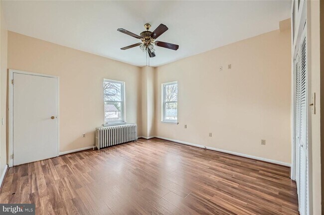 Building Photo - Large 1st Floor Aparment