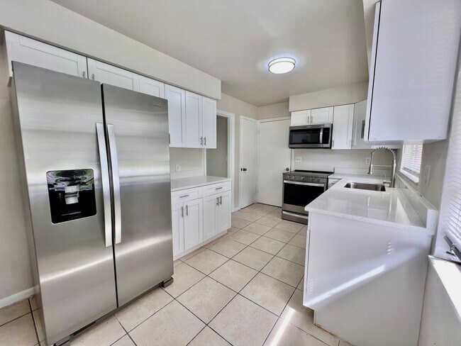 Building Photo - Live Comfortably in SE Cape Coral – Bright, Remodeled Home for Rent