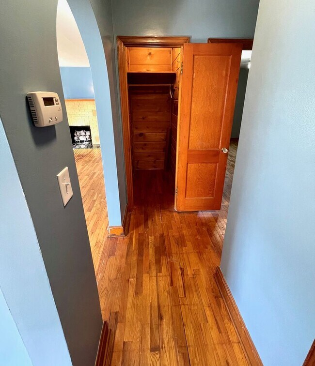 Building Photo - Very Unique 5 Bedroom Home on Large Lot