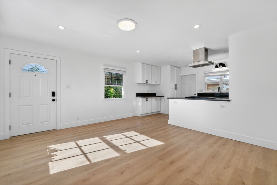 Building Photo - 6009 W 85th Pl