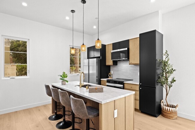 Building Photo - Bright and Spacious Newly Renovated Townhome | 5 Bedroom | 5 Bathroom | Parking Included