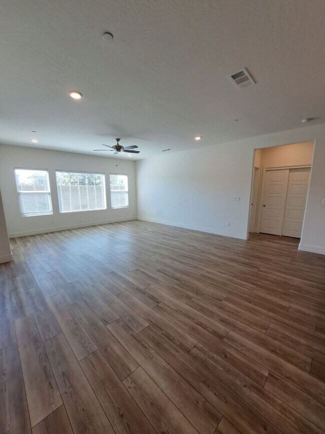 Building Photo - Charming Clovis Home in Heritage Grove – M...