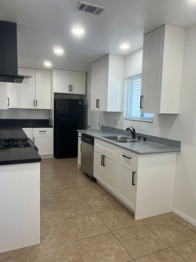 Building Photo - Beautifully Remodeled Duplex - Don't miss ...