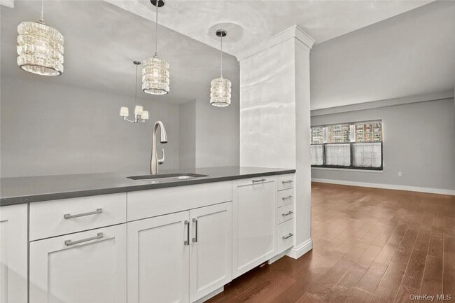 Building Photo - 10 Byron Pl