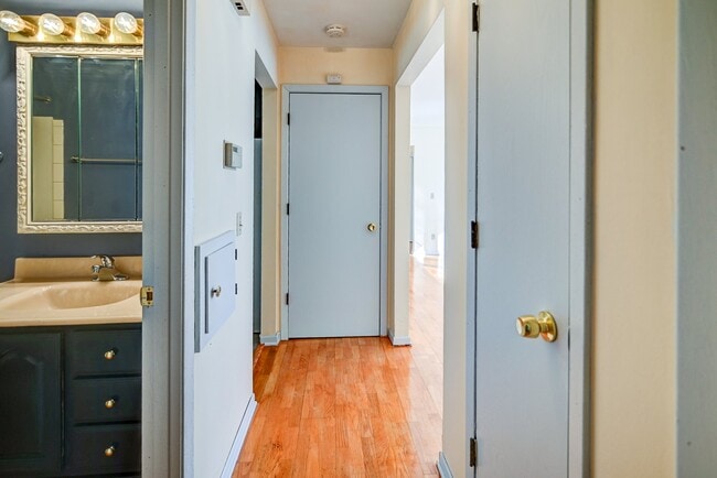 Building Photo - 12 Brompton Cir