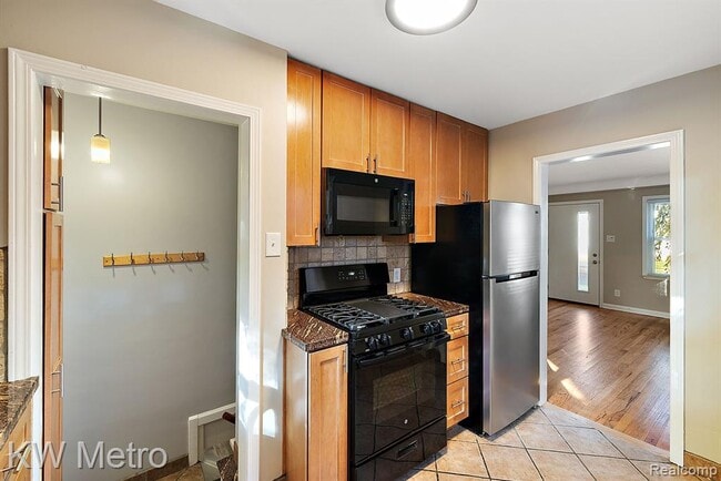 Building Photo - 531 Albany St