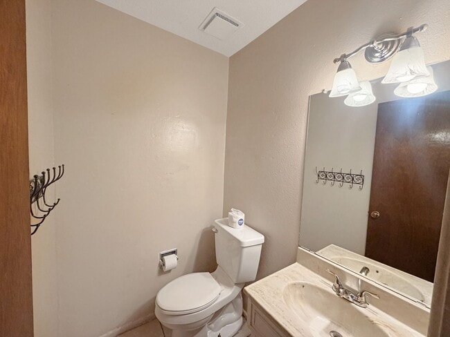 Building Photo - 419 W Kiowa Ave