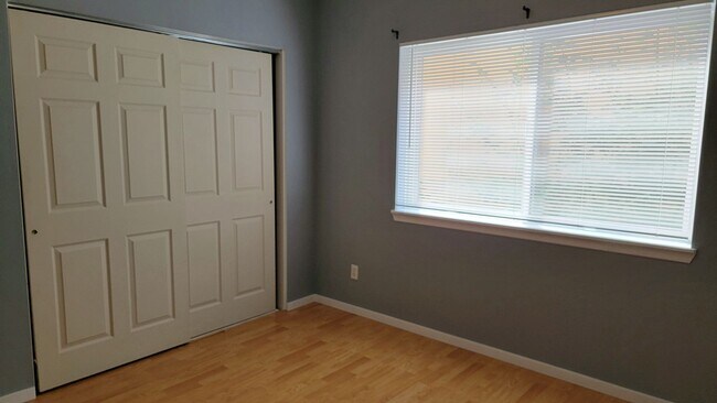 Building Photo - Spacious and turn key ready 2 bedroom apar...